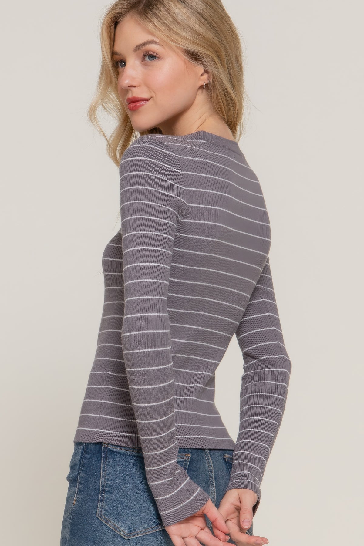 Women’s Striped Knit Crew Neck Pullover Sleek and Stylish
